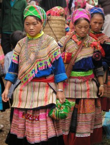 Hmong_women_at_Coc_Ly_market,_Sapa,_Vietnam